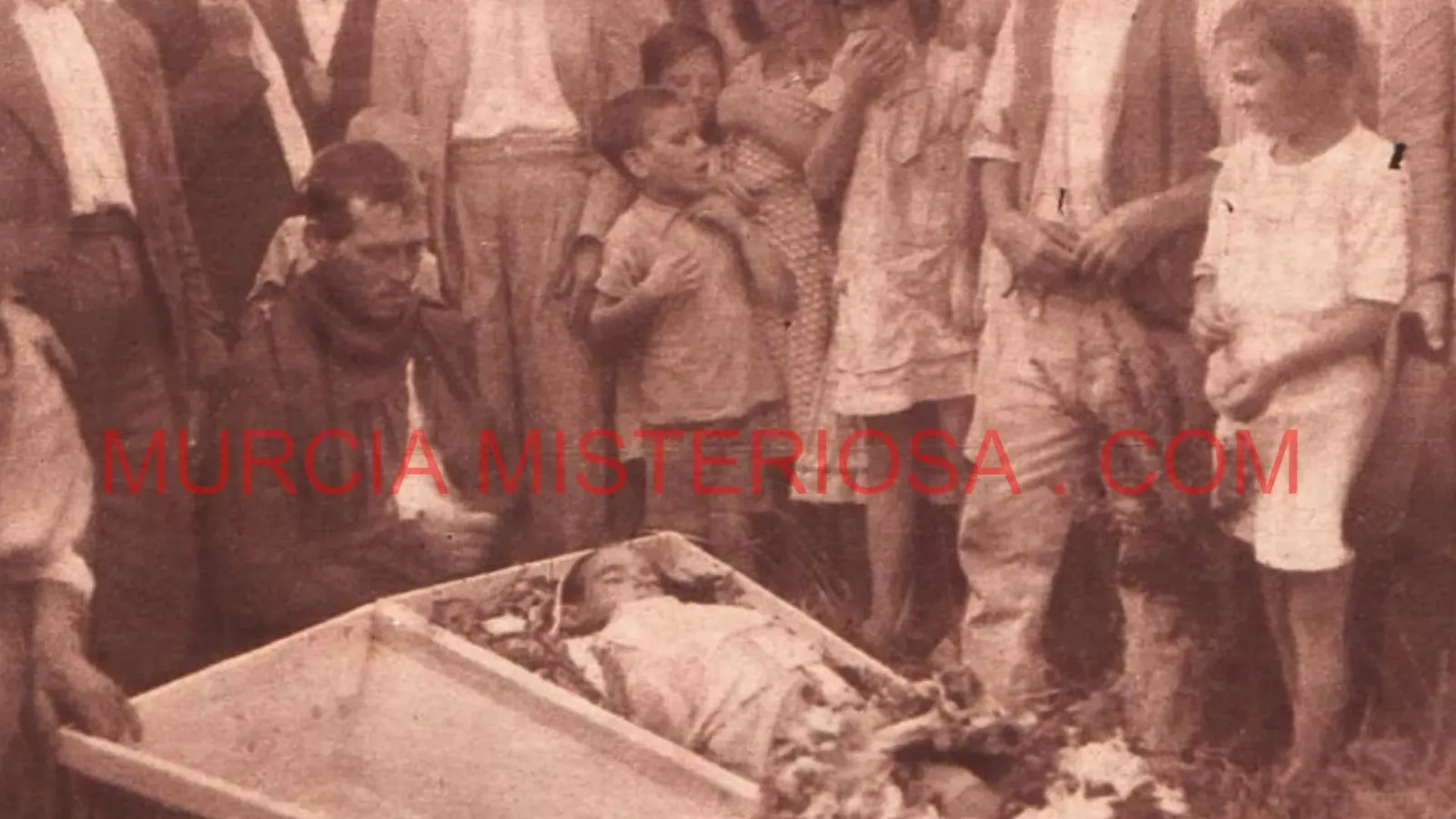 Multitud y féretro – El niño antonio zambudio asesinado en llano de brujas