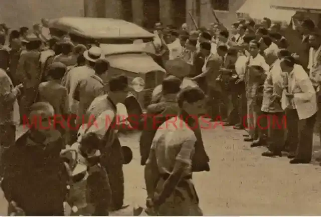 Multitud y automóvil – El niño antonio zambudio asesinado en llano de brujas