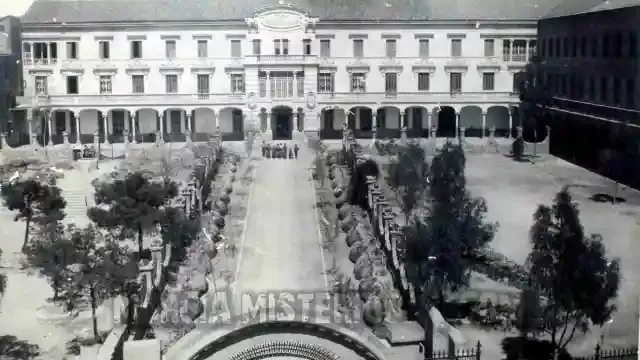 Patio y entrada principal edificio