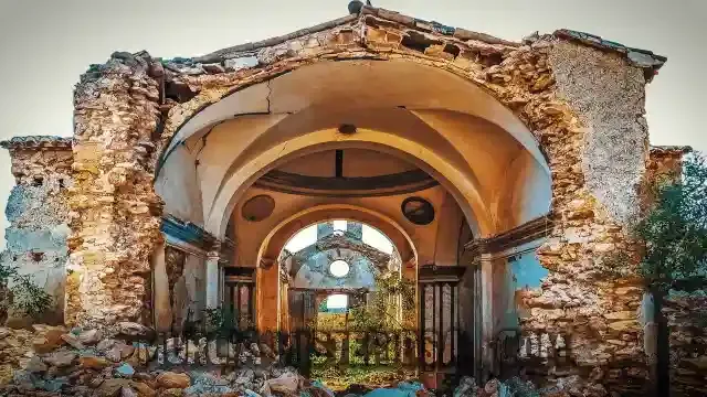 Interior ermita – Profanación panteón