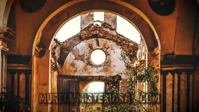 Interior ermita – Profanación panteón